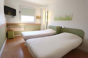 Zweibettzimmer, 2 Einzelbetten | Schreibtisch, VerdunkelungsvorhÀnge, schallisolierte Zimmer