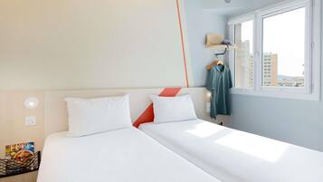 Quarto duplo, 2 camas de solteiro | Escrivaninha, cortinas blackout, quartos à prova de som