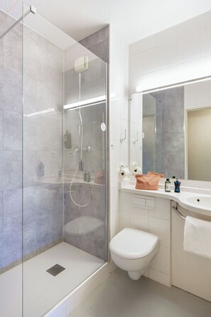 Habitación doble | Baño | Regadera, amenidades de baño ecológicas, toallas, jabón 