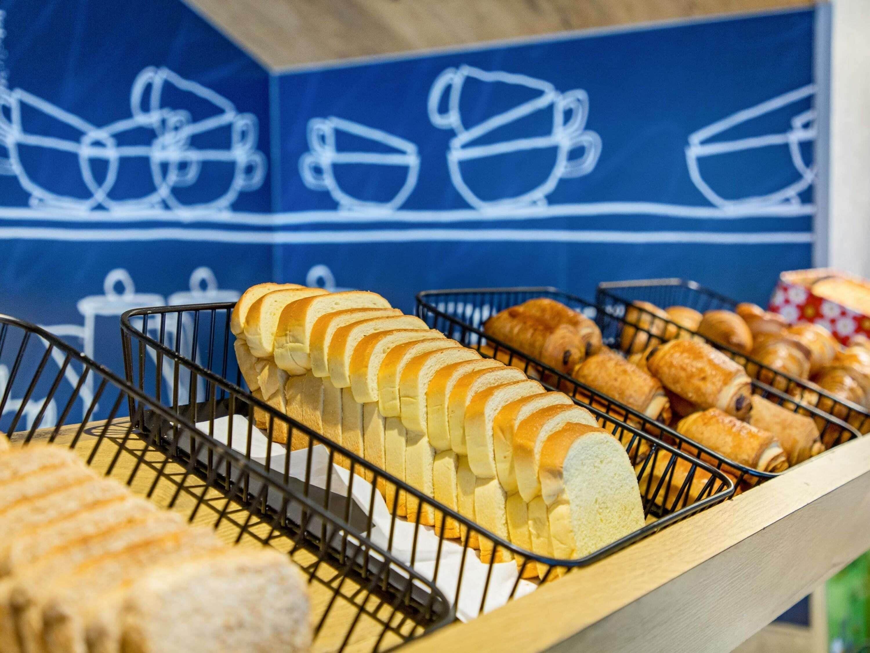 Eine Bäckereiauslage mit Brot und Backwaren.