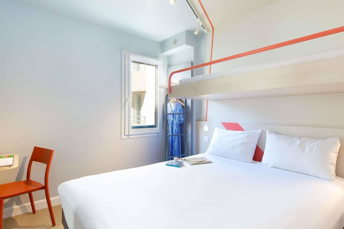 Habitación triple, varias camas | Escritorio, cortinas blackout, insonorización y wifi gratis