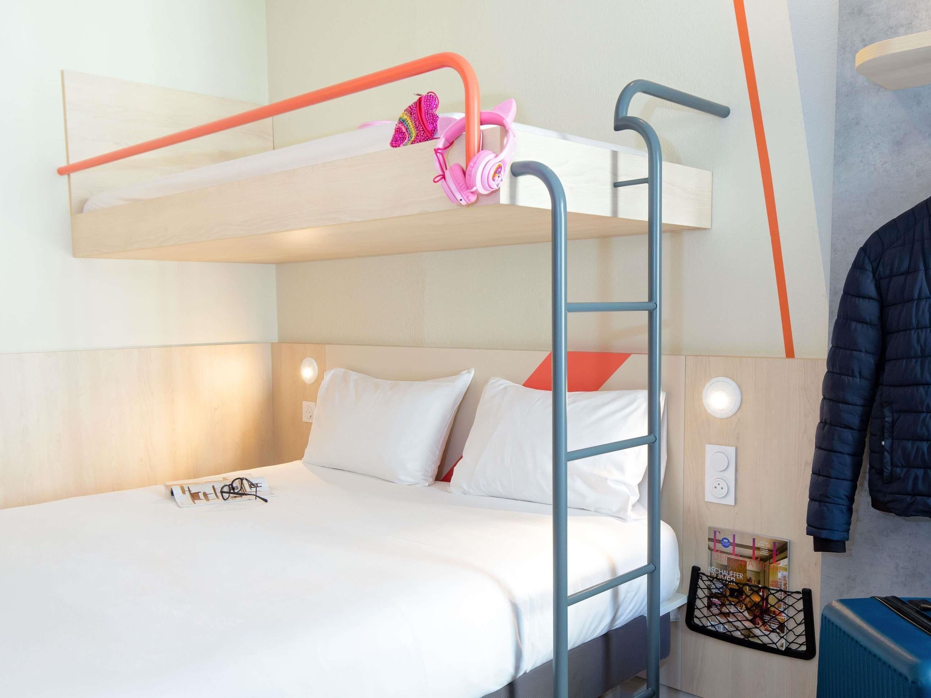Habitación familiar (double bed, 1loft bed and 1single bed) | Escritorio, cortinas blackout, insonorización y wifi gratis 