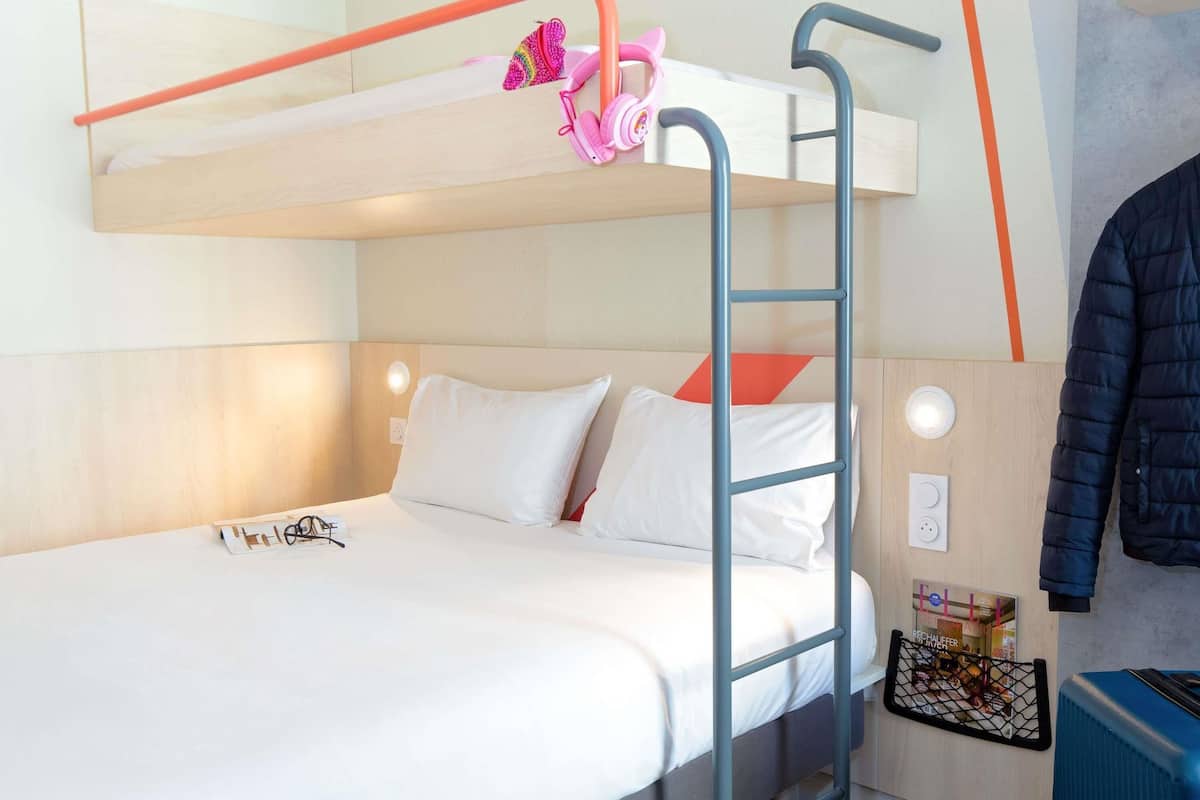Chambre Familiale (double bed, 1loft bed and 1single bed) | Bureau, rideaux occultants, chambres insonorisées, Wi-Fi gratuit