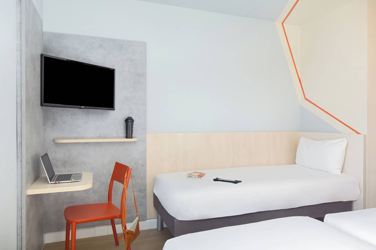 Habitación triple, varias camas | Escritorio, cortinas blackout, insonorización y wifi gratis