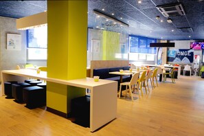 Desayuno buffet (EUR 8.40 por persona)