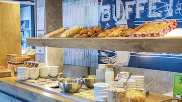 Petit déjeuner buffet (9 EUR par personne)