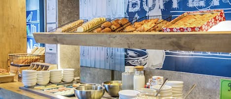 Tägliches Frühstücksbuffet (9 EUR pro Person)