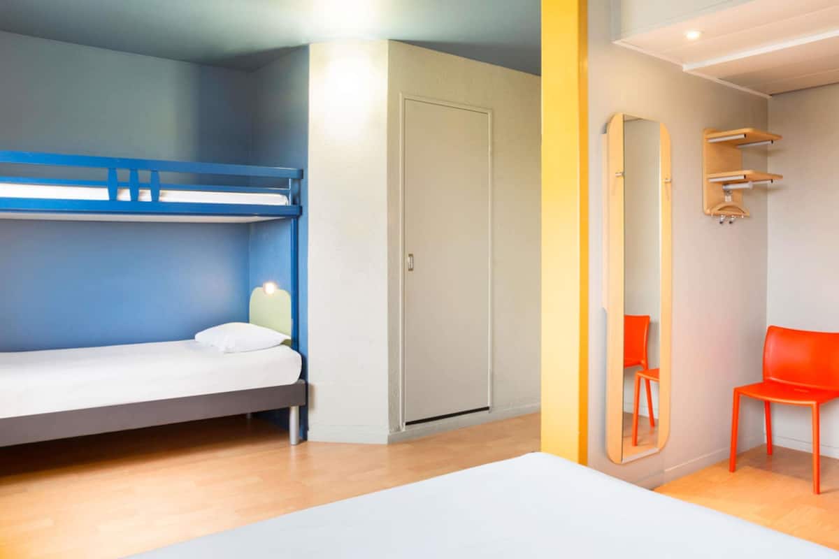 Desk, blackout drapes, free WiFi, bed sheets