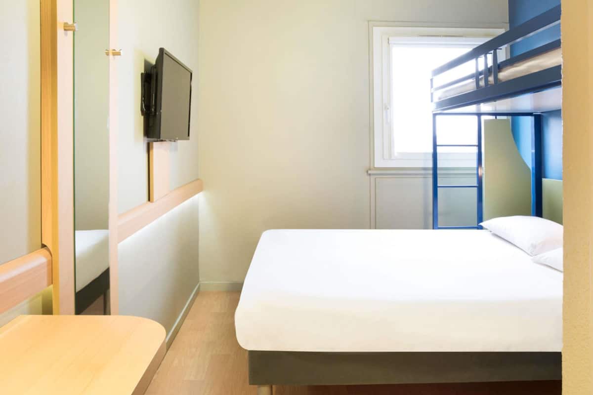 Desk, blackout drapes, free WiFi, bed sheets