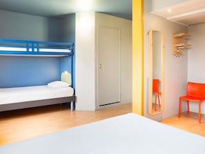 Familienzimmer, Mehrere Betten | Schreibtisch, Verdunkelungsvorhänge, kostenloses WLAN, Bettwäsche