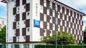A multi-story hotel with a modern design, featuring a prominent 'ibis budget' sign on the facade. - ibis budget Thonon Les Bains (Thonon-les-Bains)