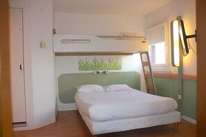 Family Room, Multiple Beds | Desk, blackout curtains, free WiFi, bed sheets - ibis budget Thonon Les Bains (Thonon-les-Bains)