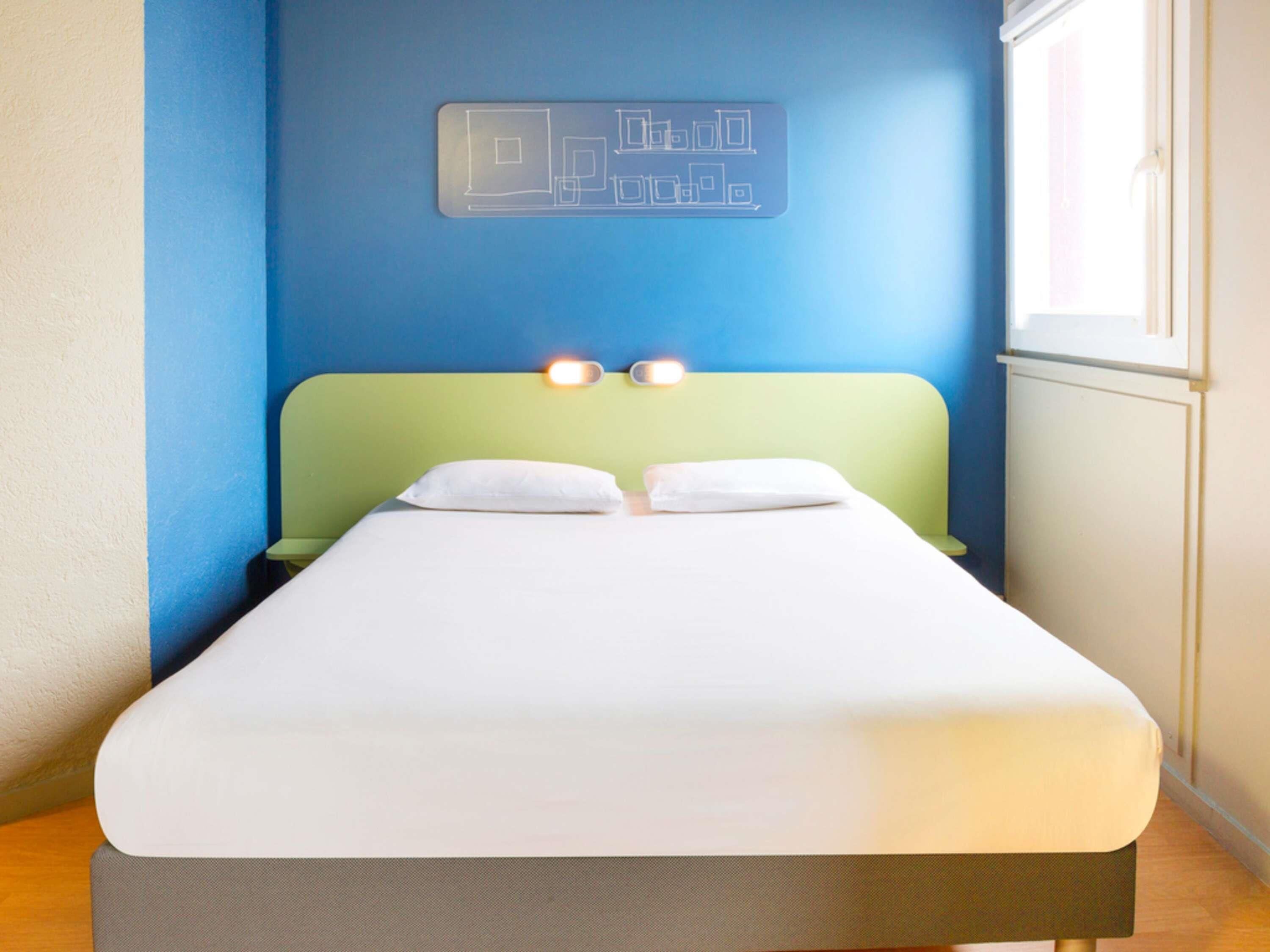 Kamar Double | Meja kerja, tirai kedap cahaya, Wi-Fi gratis, dan seprai linen