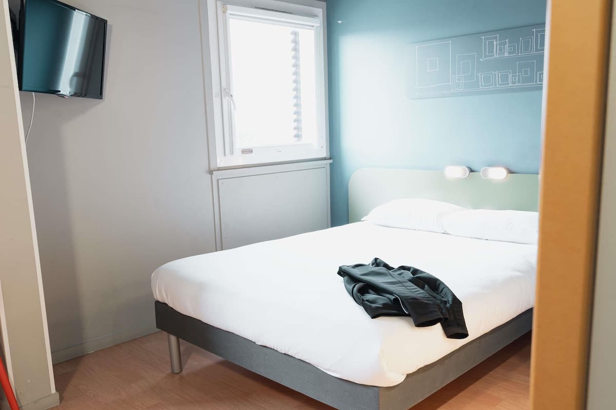 办公桌、遮光窗帘、免费 WiFi、床单