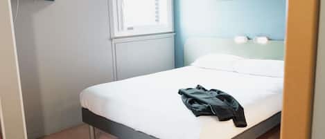 Työpöytä, pimennysverhot, ilmainen Wi-Fi, vuodevaatteet