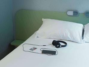Escritorio, cortinas blackout, wifi gratis y ropa de cama