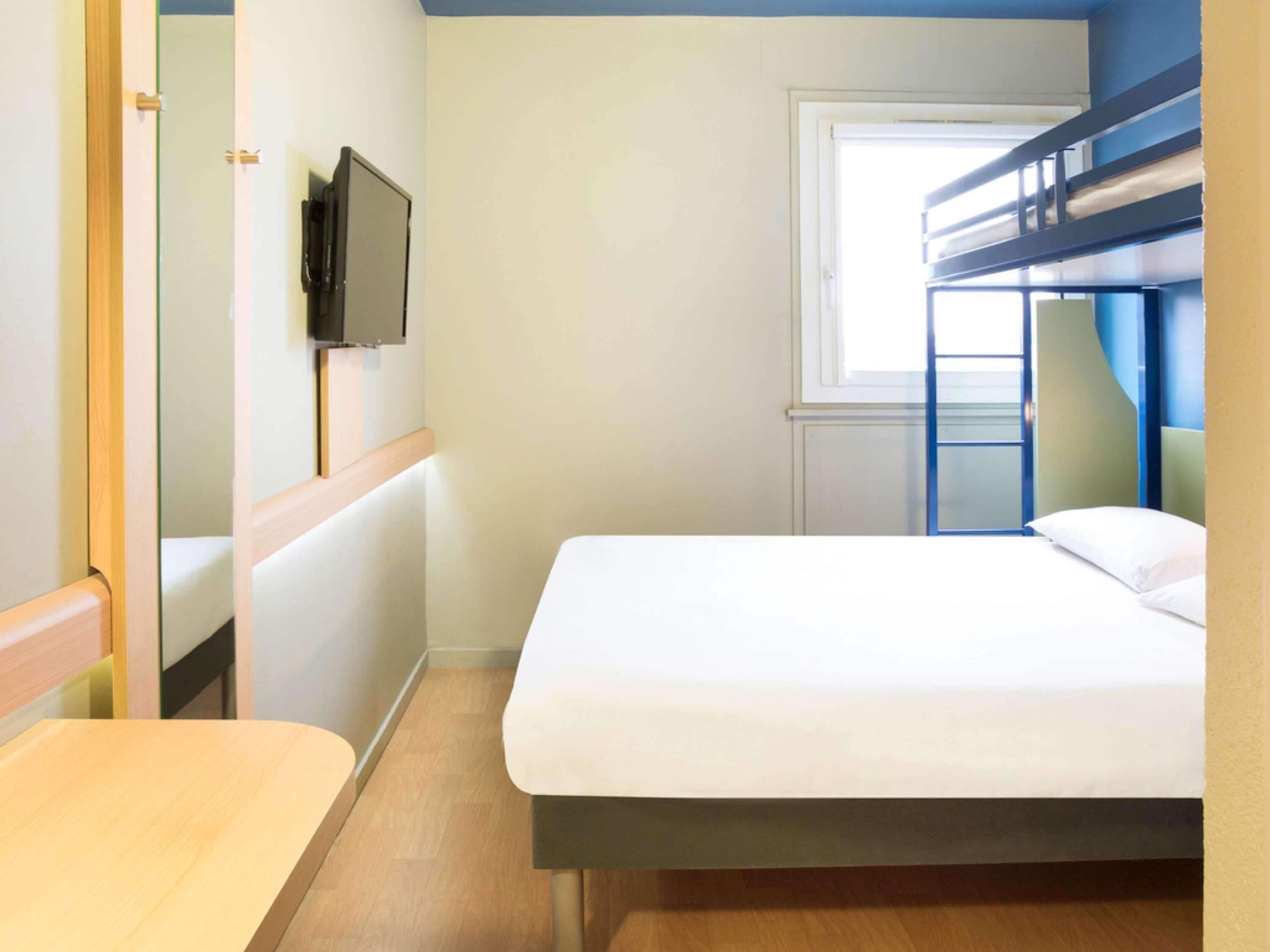 Een bureau, verduisterende gordijnen, gratis wifi, beddengoed