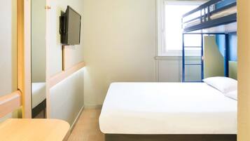 Een bureau, verduisterende gordijnen, gratis wifi, beddengoed