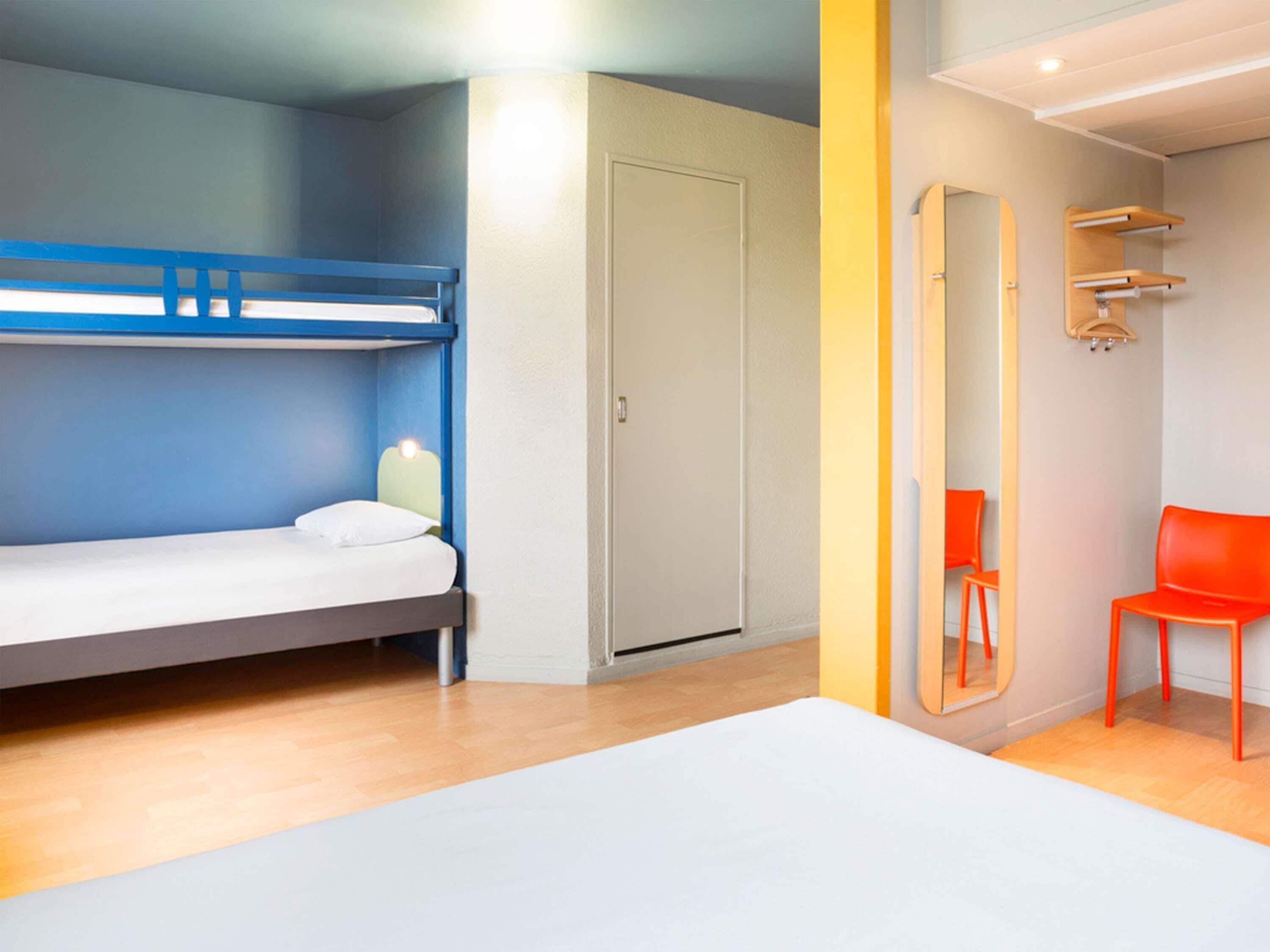 Habitación familiar, varias camas | Escritorio, cortinas blackout, wifi gratis y ropa de cama 