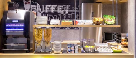 Tägliches Frühstücksbuffet (8.90 EUR pro Person)