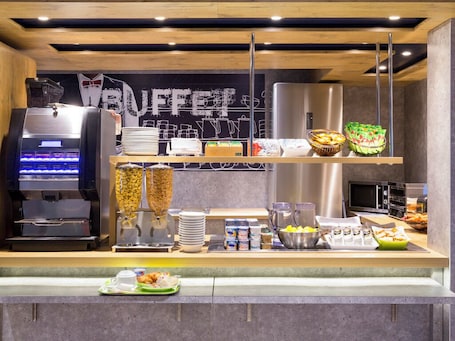 Desayuno buffet diario (EUR 8.90 por persona)