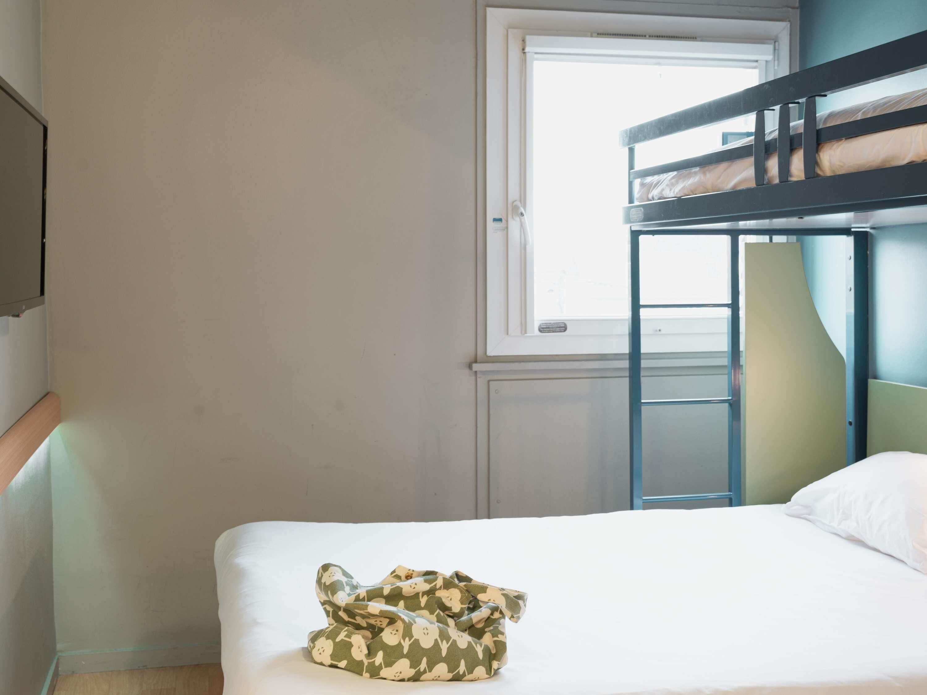 Dreibettzimmer, Mehrere Betten | Schreibtisch, Verdunkelungsvorhänge, kostenloses WLAN, Bettwäsche
