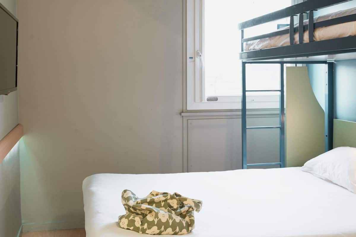 Chambre Triple, plusieurs lits | Bureau, rideaux occultants, Wi-Fi gratuit, draps fournis