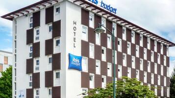 Desk, blackout drapes, free WiFi, bed sheets