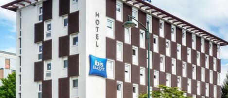 Desk, blackout curtains, free WiFi, bed sheets