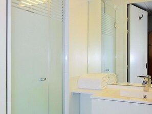 Triple Room, Multiple Beds | Desk, blackout curtains, free WiFi, bed sheets - ibis budget Thonon Les Bains (Thonon-les-Bains)