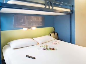Escriptori, cortines opaques, wifi gratuïta i roba de llit