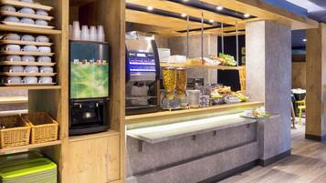 Petit déjeuner buffet (8.90 EUR par personne)