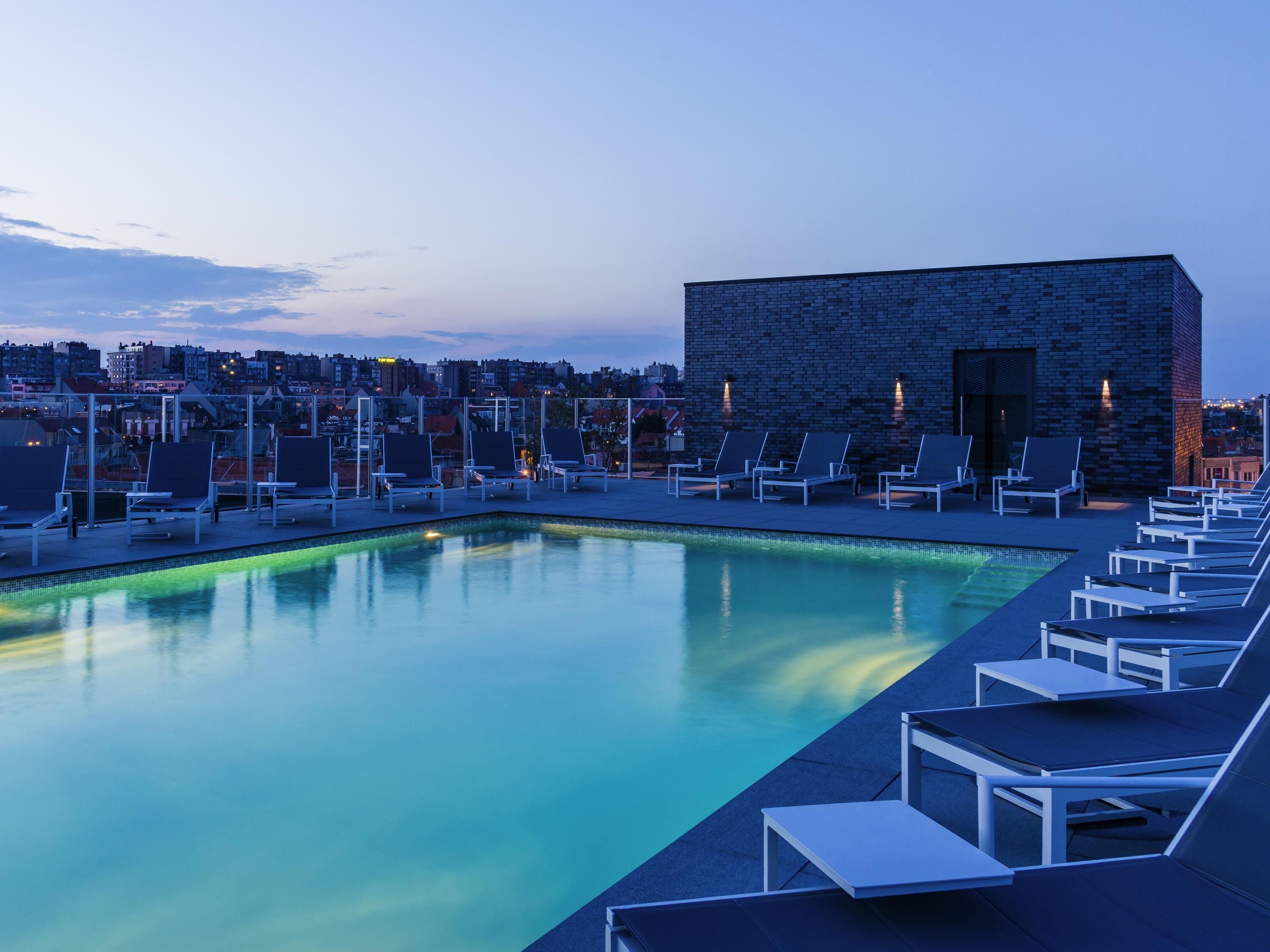 Sæsonbestemt udendørs pool, åben fra kl. 09.00 til kl. 20.00, liggestole