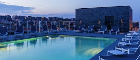 Una piscina al aire libre de temporada (de 09:00 a 20:00), tumbonas