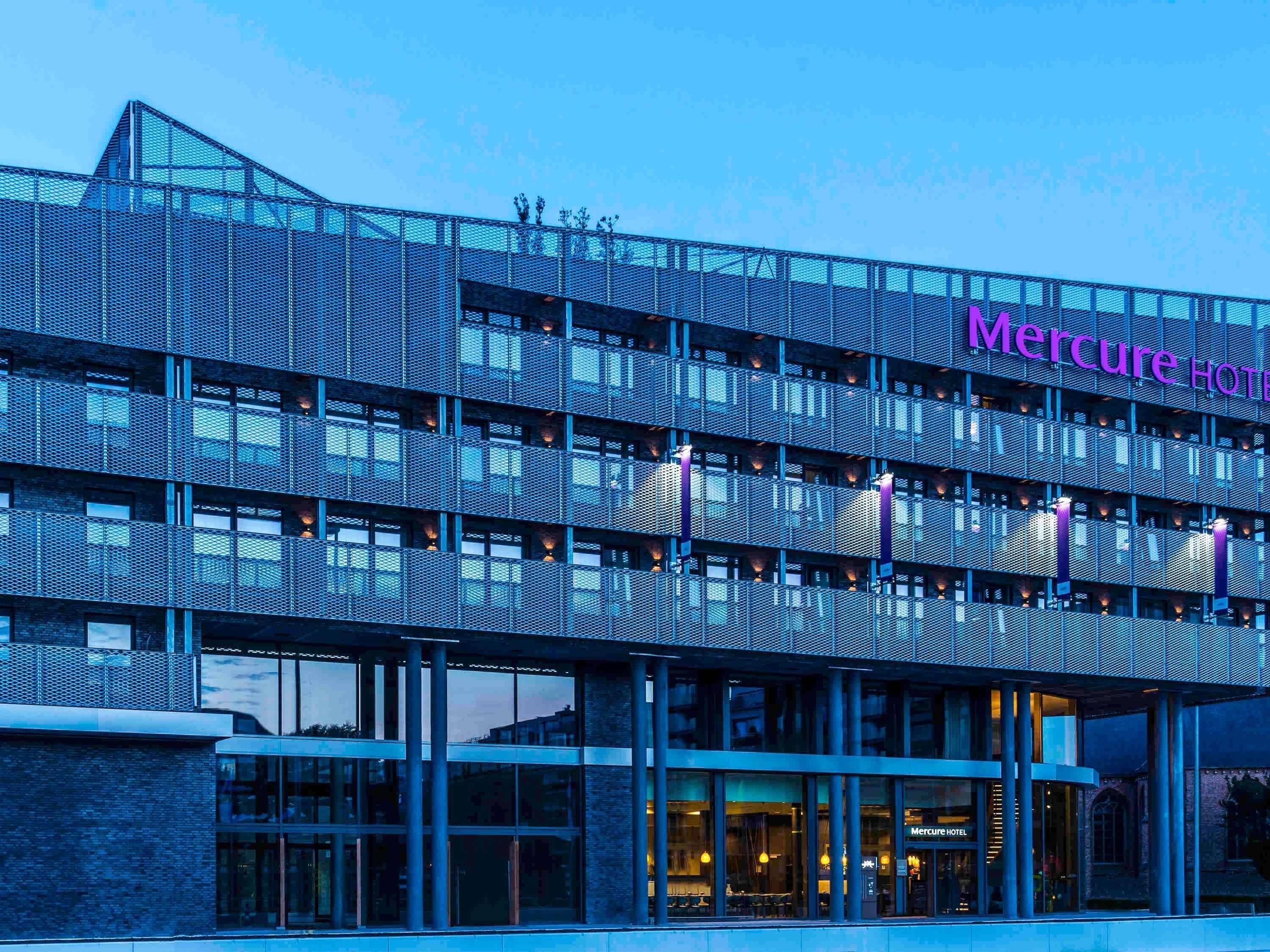 Un hôtel moderne, reconnaissable à son enseigne bien visible indiquant « Mercure Hotel ».