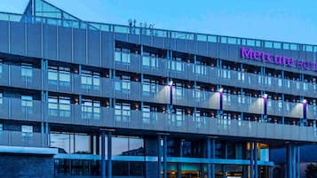 Een modern hotelgebouw met een opvallend bord met de tekst 'Mercure Hotel'.