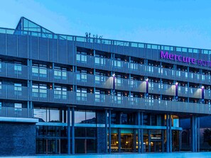 Un hôtel moderne, reconnaissable à son enseigne bien visible indiquant « Mercure Hotel ».