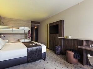 Habitación familiar, varias camas | Minibar, caja fuerte, escritorio y sistema de insonorización