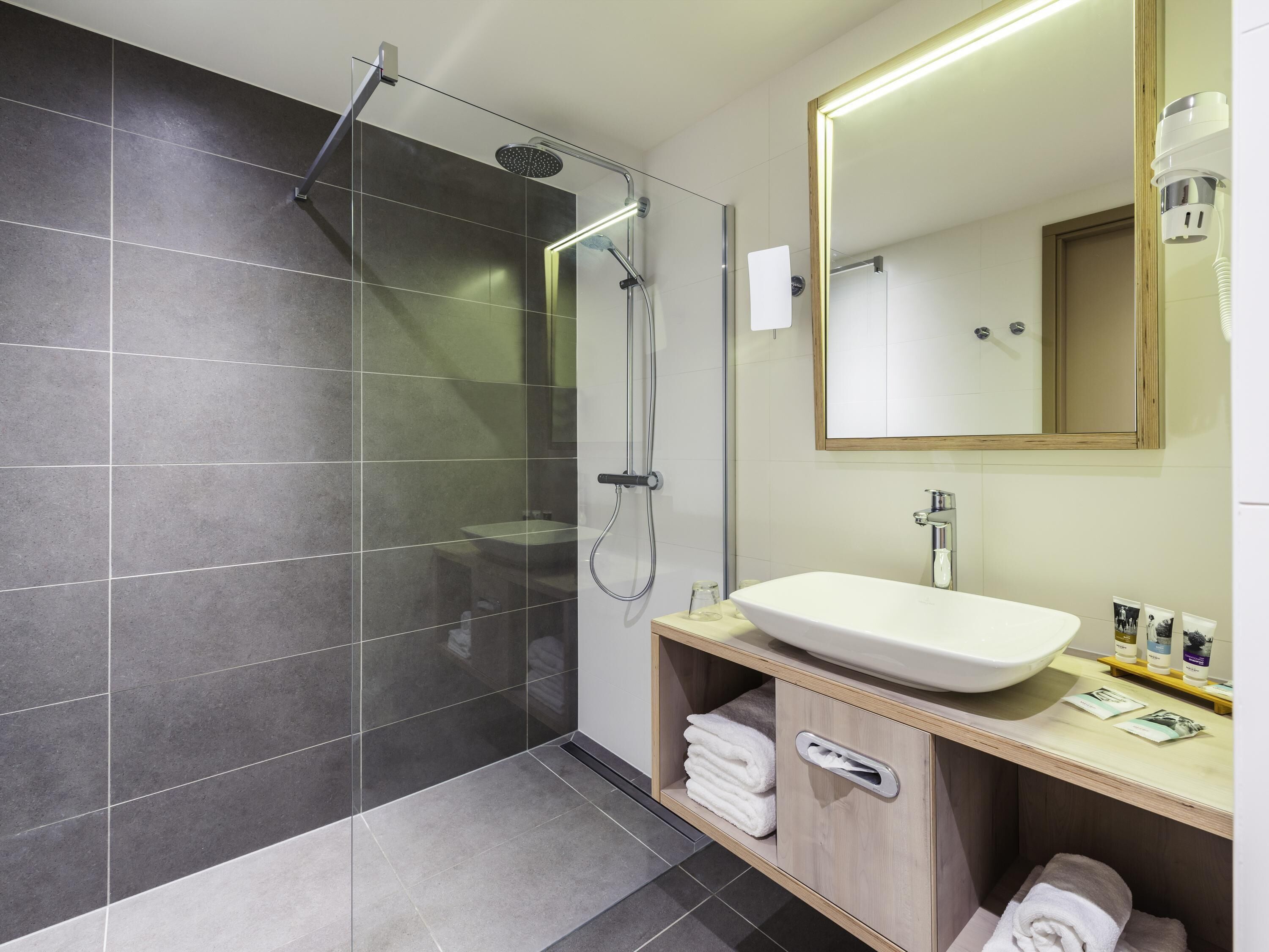 privilege, room, 1 double bed | minibar, in-room safe, desk, soundproofing