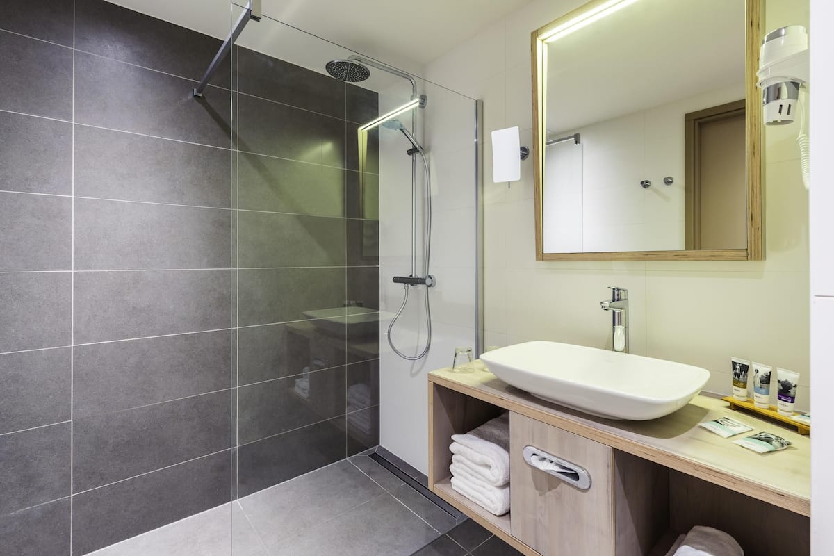 privilege, room, 1 double bed | minibar, in-room safe, desk, soundproofing