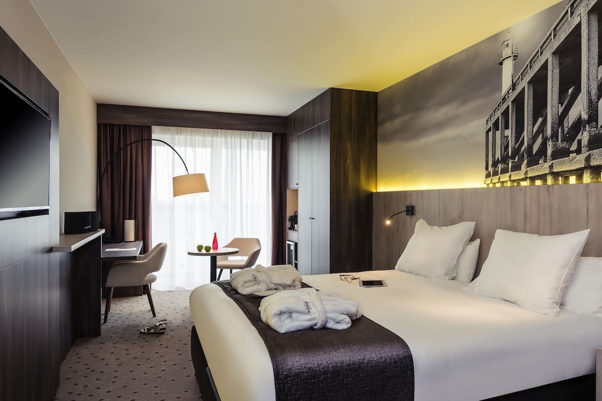 Minibar, in-room safe, desk, soundproofing