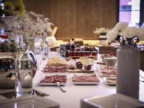 Daily continental breakfast for a fee - Novotel Saint-Brieuc Centre Gare (Saint-Brieuc)