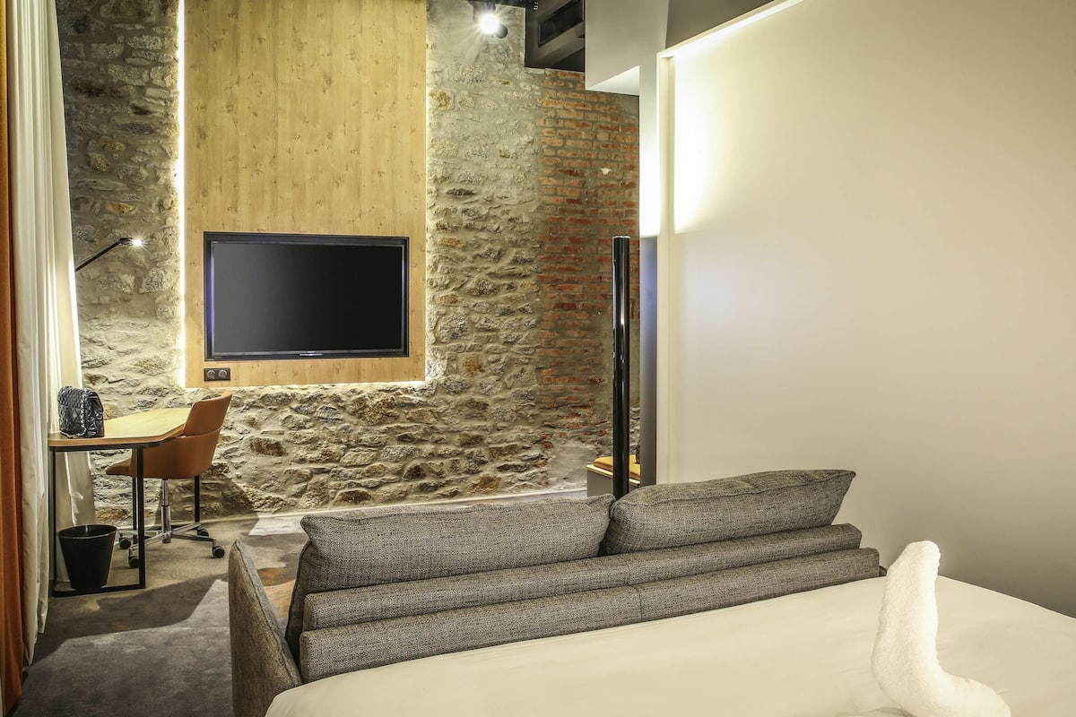 Suite – junior, 1 queensize-seng med sovesofa | Safe på rommet, skrivebord, lydisolert og strykejern/-brett