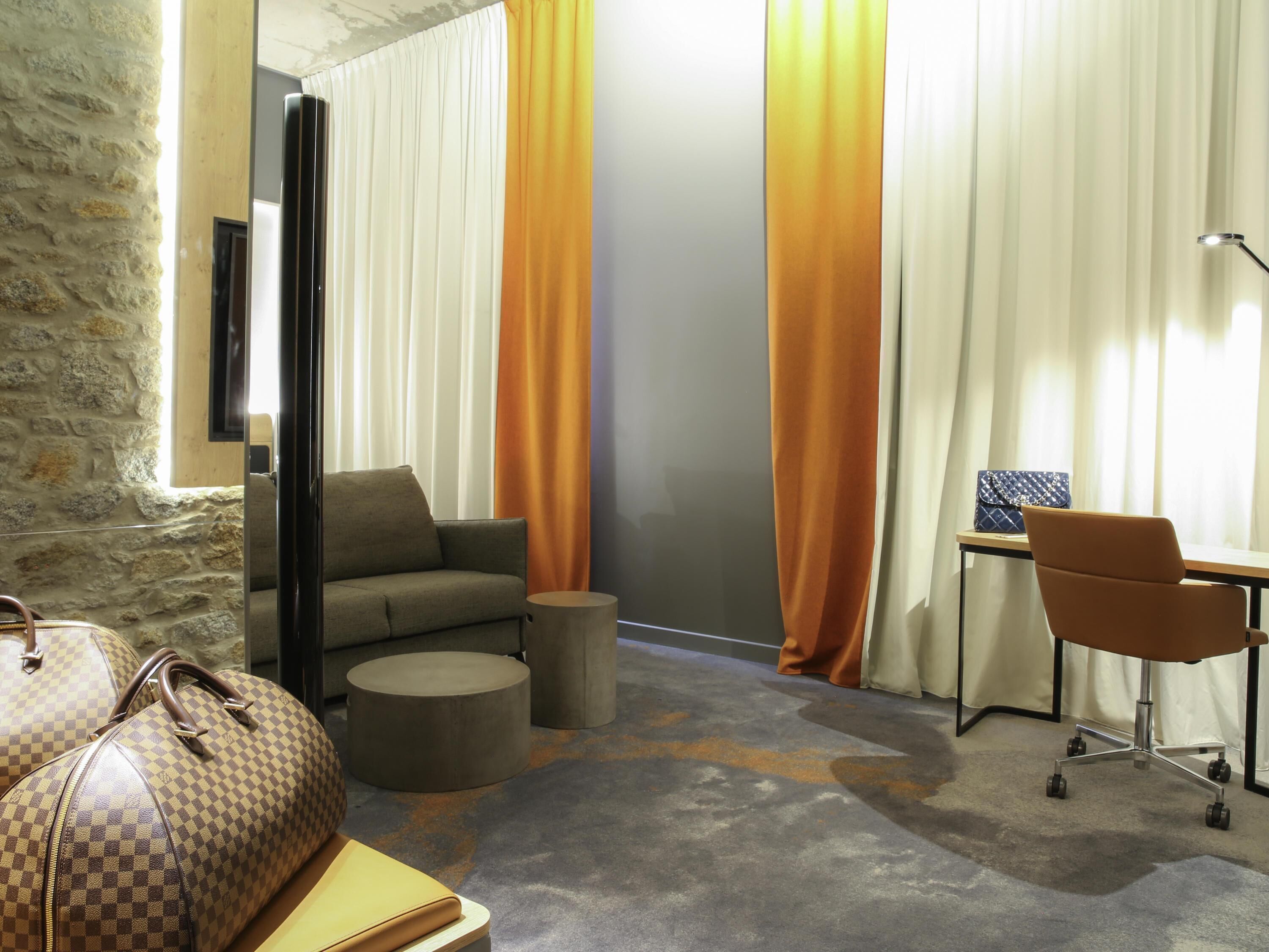 Suite Junior, 1 Tempat Tidur Queen dengan tempat tidur Sofa | Brankas, meja kerja, kedap suara, dan setrika/meja setrika