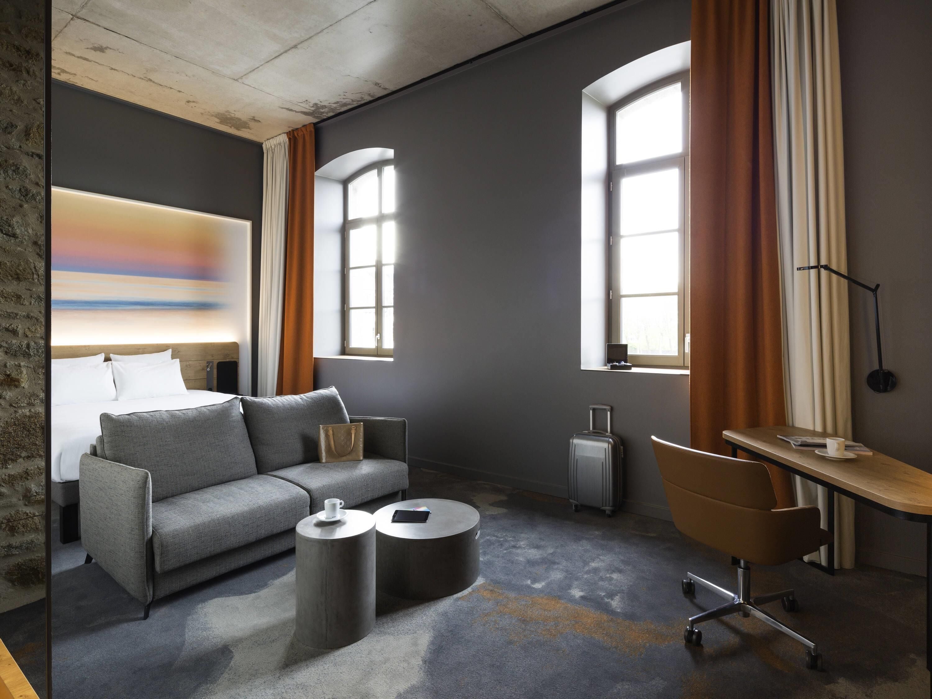 Caja de seguridad en la habitación y escritorio 