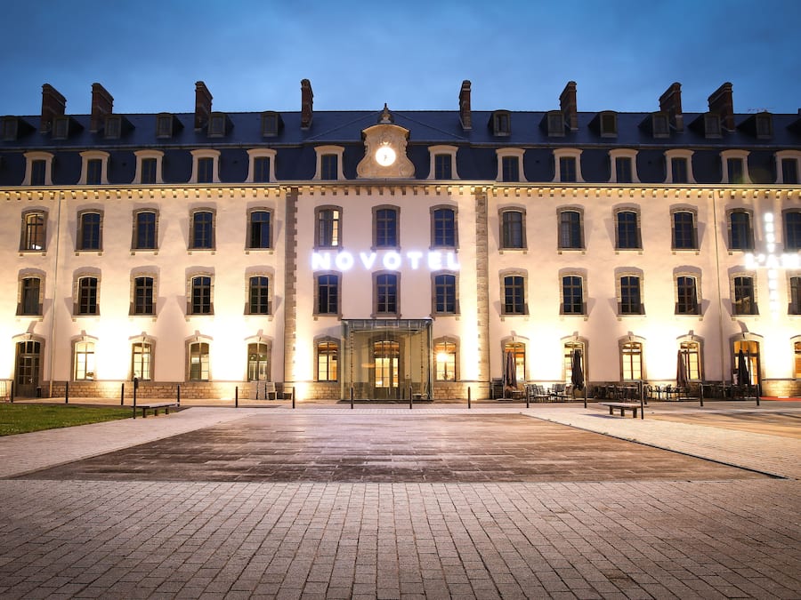 Majoituspaikan julkisivu illalla/yöllä