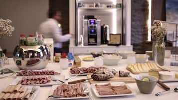 Desayuno continental (EUR 16.90 por persona)