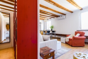 Apartamento empresarial, 1 quarto | Área de estar | TV de tela plana 26 polegadas com canais digitais, TV