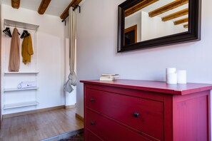 1 habitación, decoración personalizada, muebles diferentes y escritorio 