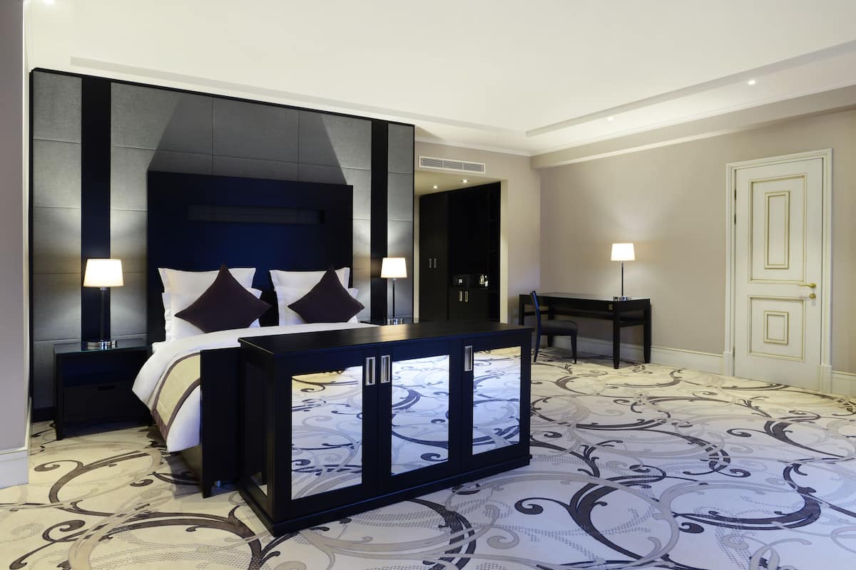 Suite, 1 Bedroom (New building) | 1 bilik tidur, bar mini, peti besi dalam bilik, meja